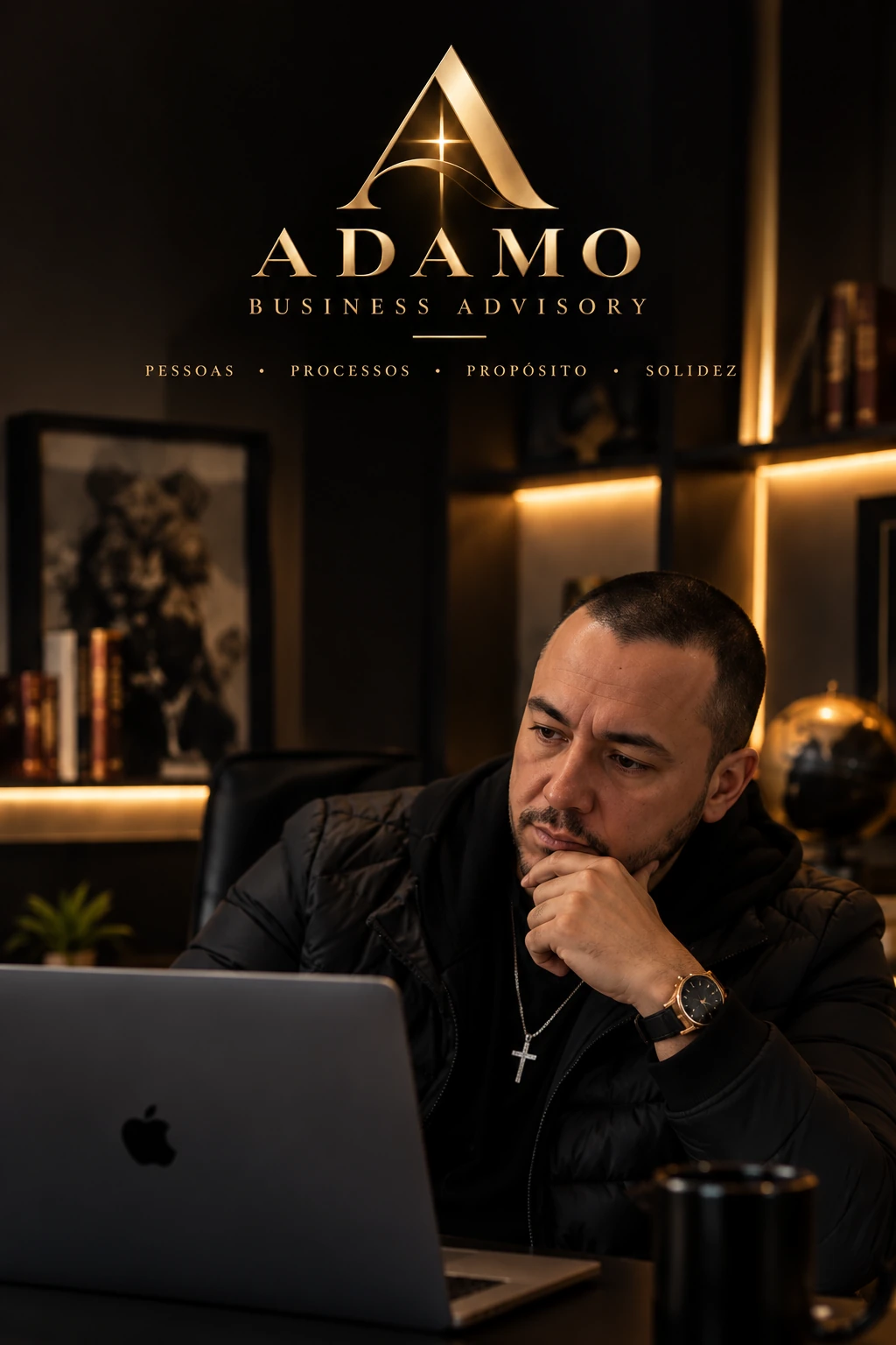 Renato Adamo em seu escritório, com a identidade visual da ADAMO Business Advisory